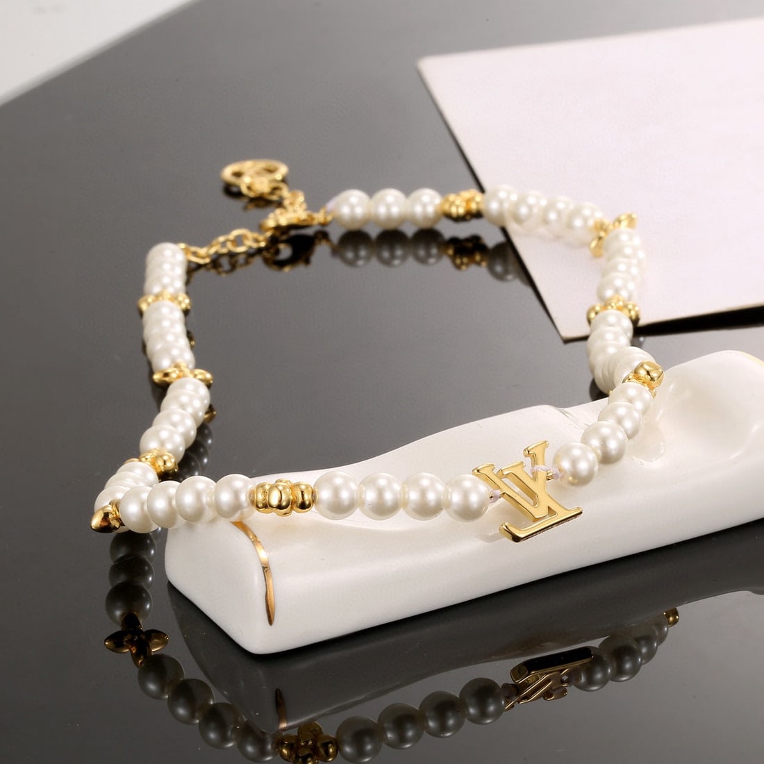 LV pearl necklace: We offer FREE SHIPPING for both domestic and international clients who bid over $500. The classic LV pearl necklace is also very suitable as a choker and can be worn by both men and women. A wonderful