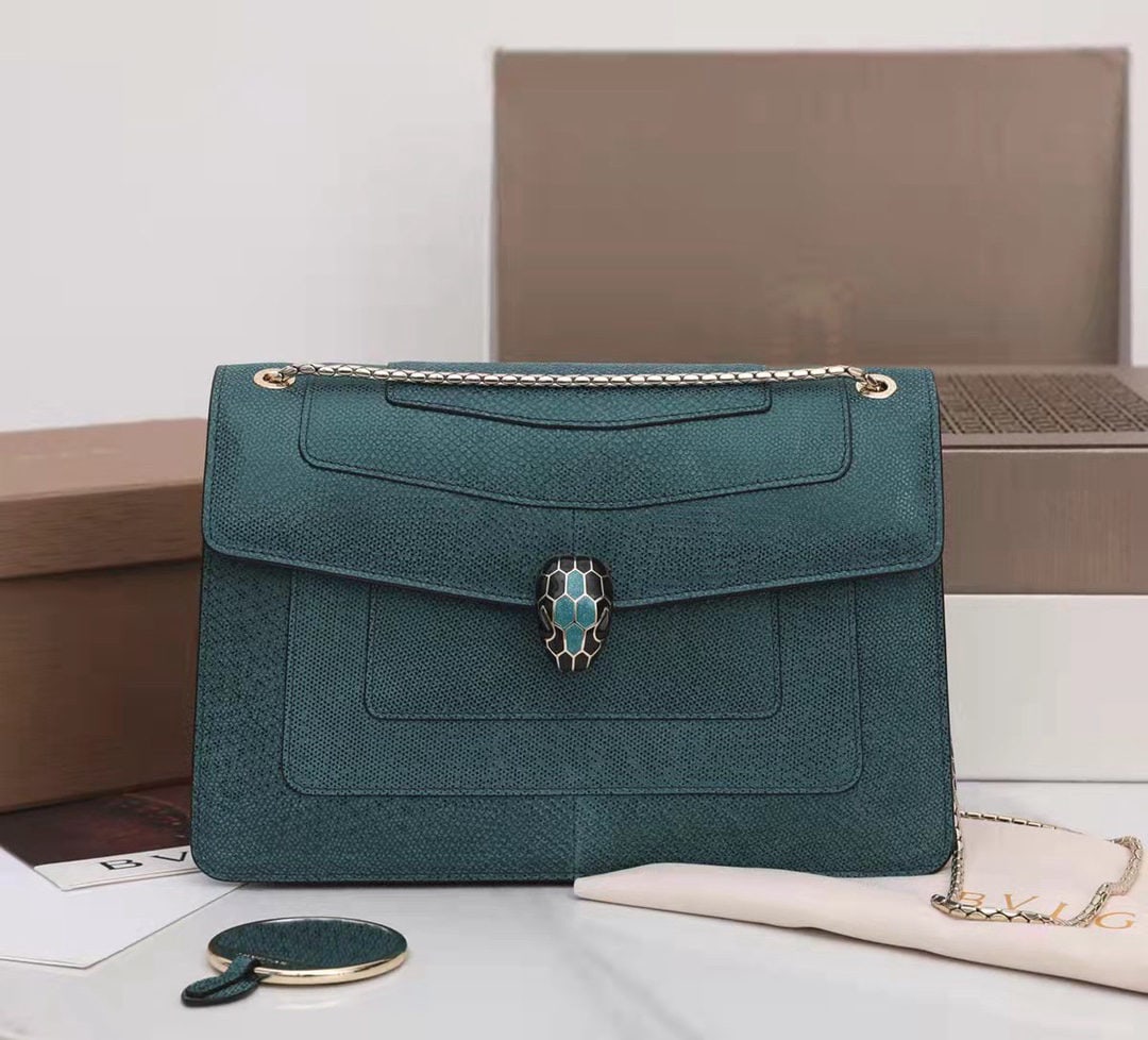 Bvlgari SERPENTI FOREVER: We offer FREE SHIPPING for both domestic and international clients who bid over $500. The Bvlgari SERPENTI FOREVER shoulder bag is crafted from precious metallic dark green calfskin, featuring black a