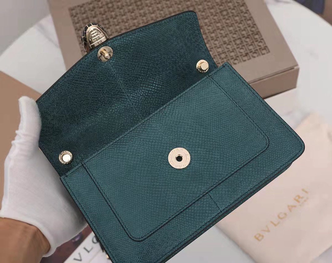Bvlgari SERPENTI FOREVER: We offer FREE SHIPPING for both domestic and international clients who bid over $500. The Bvlgari SERPENTI FOREVER crossbody bag embodies urban style and versatility. Crafted from precious dark green 