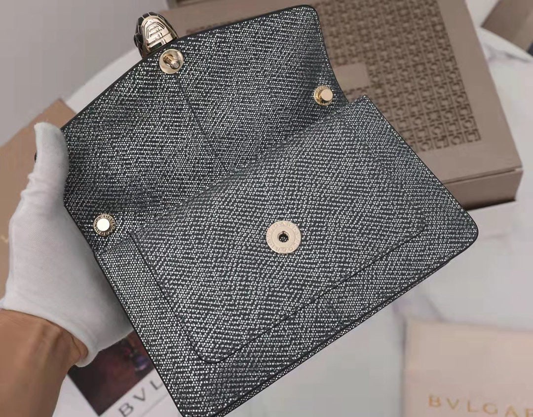Bvlgari SERPENTI FOREVER: We offer FREE SHIPPING for both domestic and international clients who bid over $500. The Bvlgari SERPENTI FOREVER crossbody bag embodies urban style and versatility. Crafted from precious charcoal bl