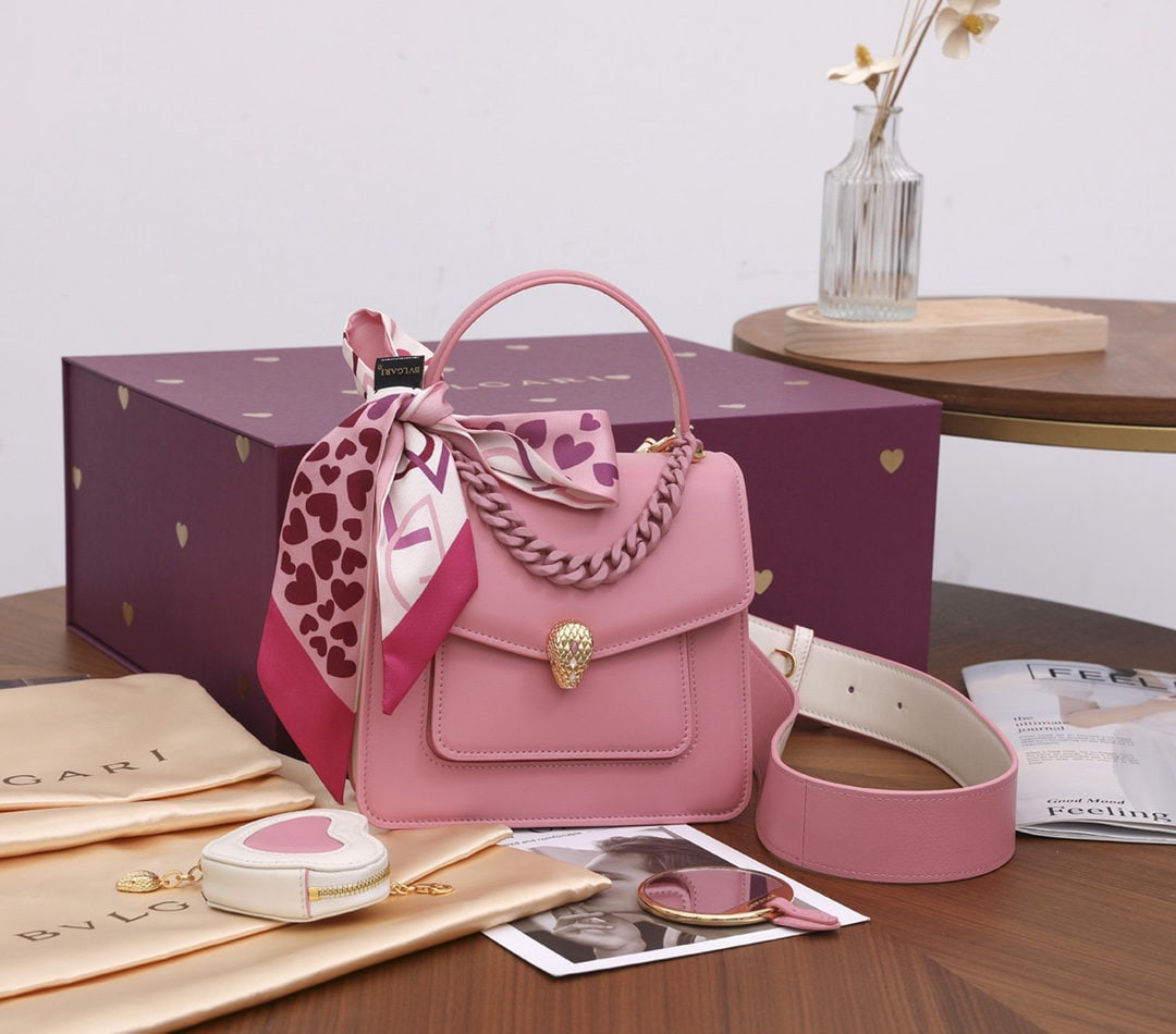Bvlgari SERPENTI FOREVER Maxi Chain: We offer FREE SHIPPING for both domestic and international clients who bid over $500. Bvlgari Serpenti Forever series crossbody bag, Maxi Chain, flamingo quartz pink lambskin handbag. The sides are ad