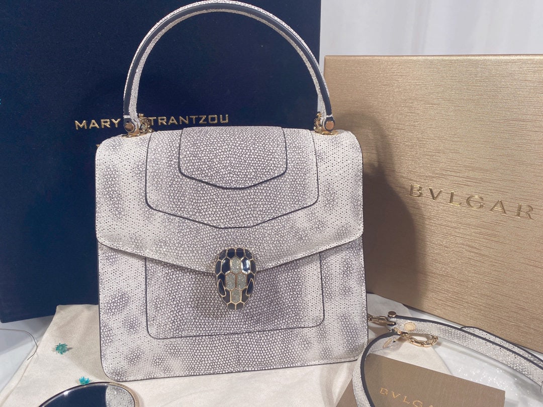 Bvlgari Serpenti Forever: We offer FREE SHIPPING for both domestic and international clients who bid over $500. The Serpenti Forever family welcomes a new season of limited-edition fashion pieces: snake heads in two colors ?C 