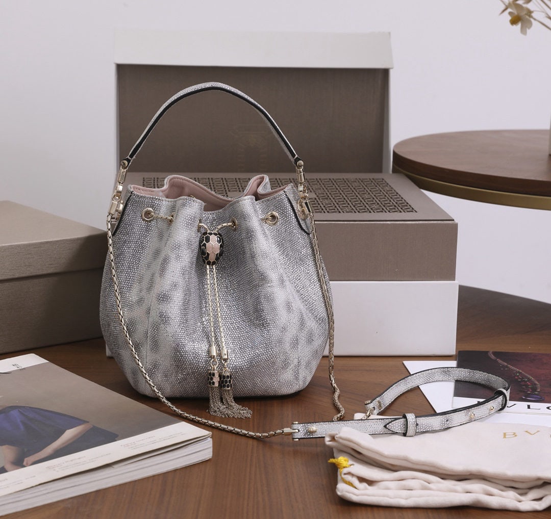 Bvlgari Serpenti Forever: We offer FREE SHIPPING for both domestic and international clients who bid over $500. The Serpenti Forever family welcomes a new limited-edition fashion piece: a snakeskin rose quartz bucket bag. Made