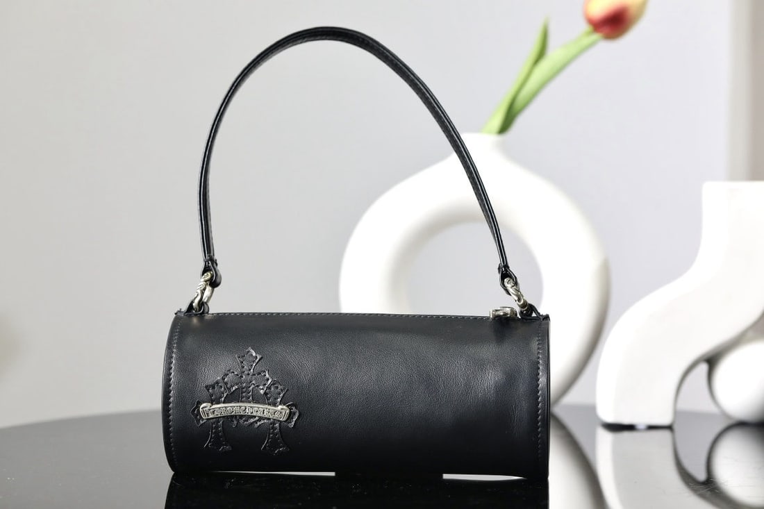 Chrome Hearts Grinds: We offer FREE SHIPPING for both domestic and international clients who bid over $500. Chrome Hearts Grinds cylindrical tote bag, all black, dimensions: 20 x 8.5 cm, plain leather, silver hardware. A w