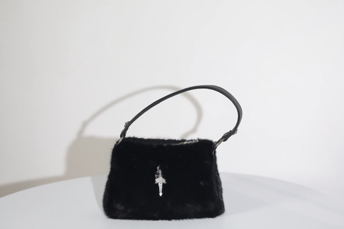 Chrome Hearts Chicken Nugget bag: We offer FREE SHIPPING for both domestic and international clients who bid over $500. Small Chrome Hearts Chicken Nugget bag, made of mink fur and textured leather (approx. 121g). Dimensions: 23x15x6.