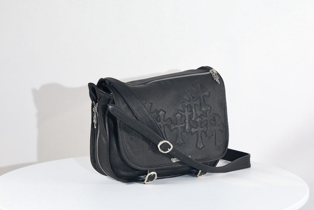 Chrome Hearts Vintage bag: We offer FREE SHIPPING for both domestic and international clients who bid over $500. Chrome Hearts Vintage Bag, Cross-Flap Shoulder/Crossbody Bag, Mail Bag, Leather (Approx. 116g), Dimensions: 35x25x