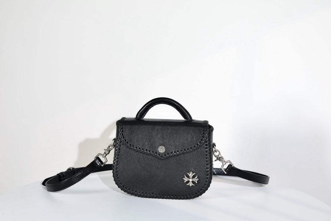 Chrome Hearts: We offer FREE SHIPPING for both domestic and international clients who bid over $500. Chrome Hearts woven cross-stitch bag, commonly known as the "pig's head bag," can be carried by hand or crossbody.