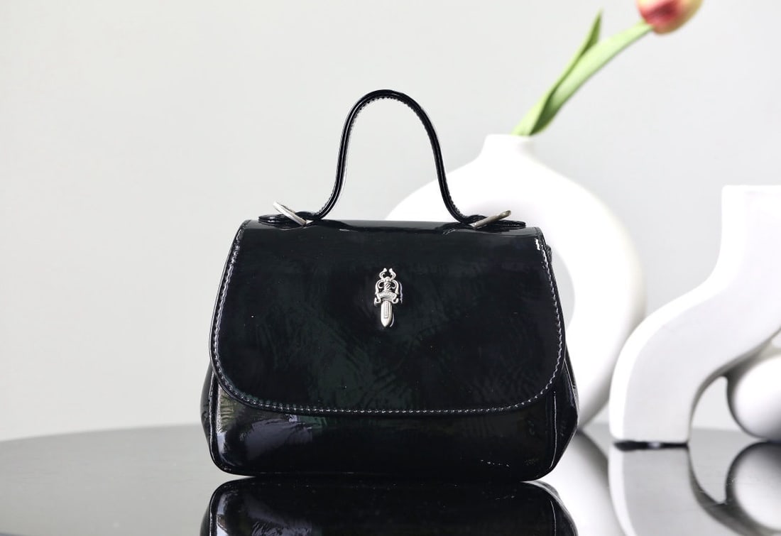 Chrome Hearts Pihanna: We offer FREE SHIPPING for both domestic and international clients who bid over $500. The Chrome Hearts Pihanna Limited Edition Black Shoulder/Tote Bag measures 18.5 x 6 x 14.5 cm and has a wrist heig