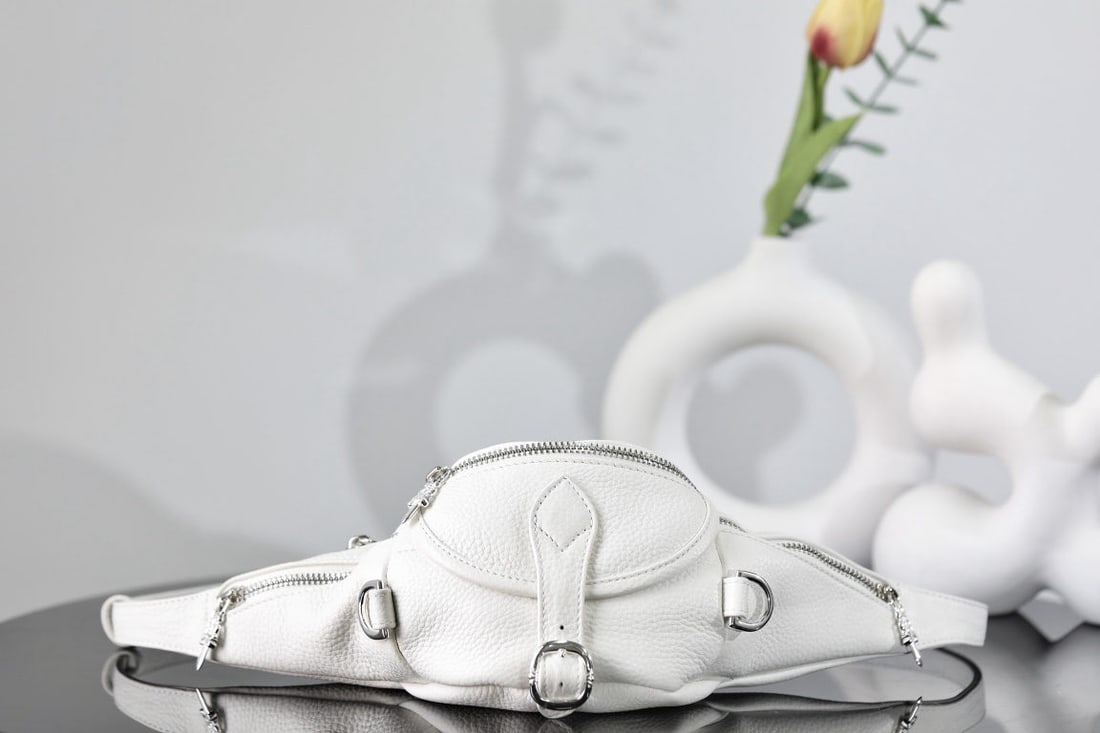 Chrome Hearts Snat pack mini crossbody bag/waist bag: We offer FREE SHIPPING for both domestic and international clients who bid over $500. The Chrome Hearts Snat Pack mini crossbody/waist bag is a lovely white one. I finally found a stylish and practica