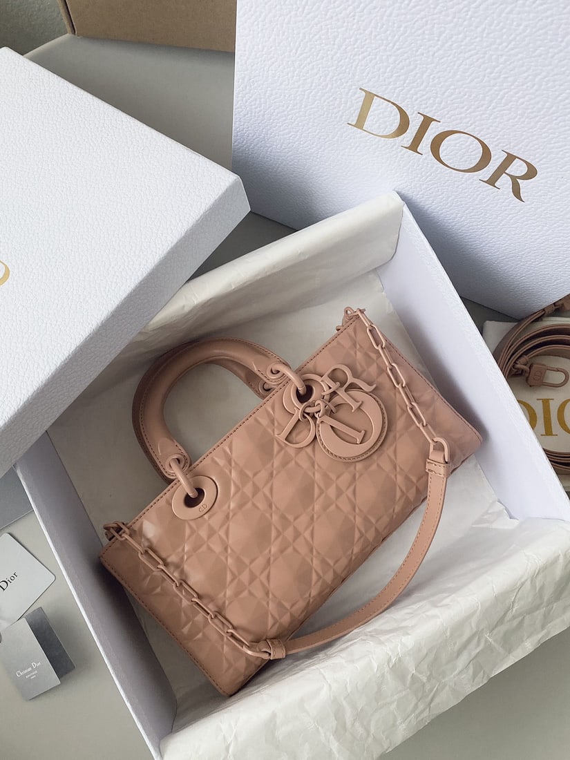 Christian Dior Dior D Joy bag: We offer FREE SHIPPING for both domestic and international clients who bid over $500. This Dior D Joy bag features a diamond-patterned matte calfskin leather with a diamond cannage pattern. Eight face