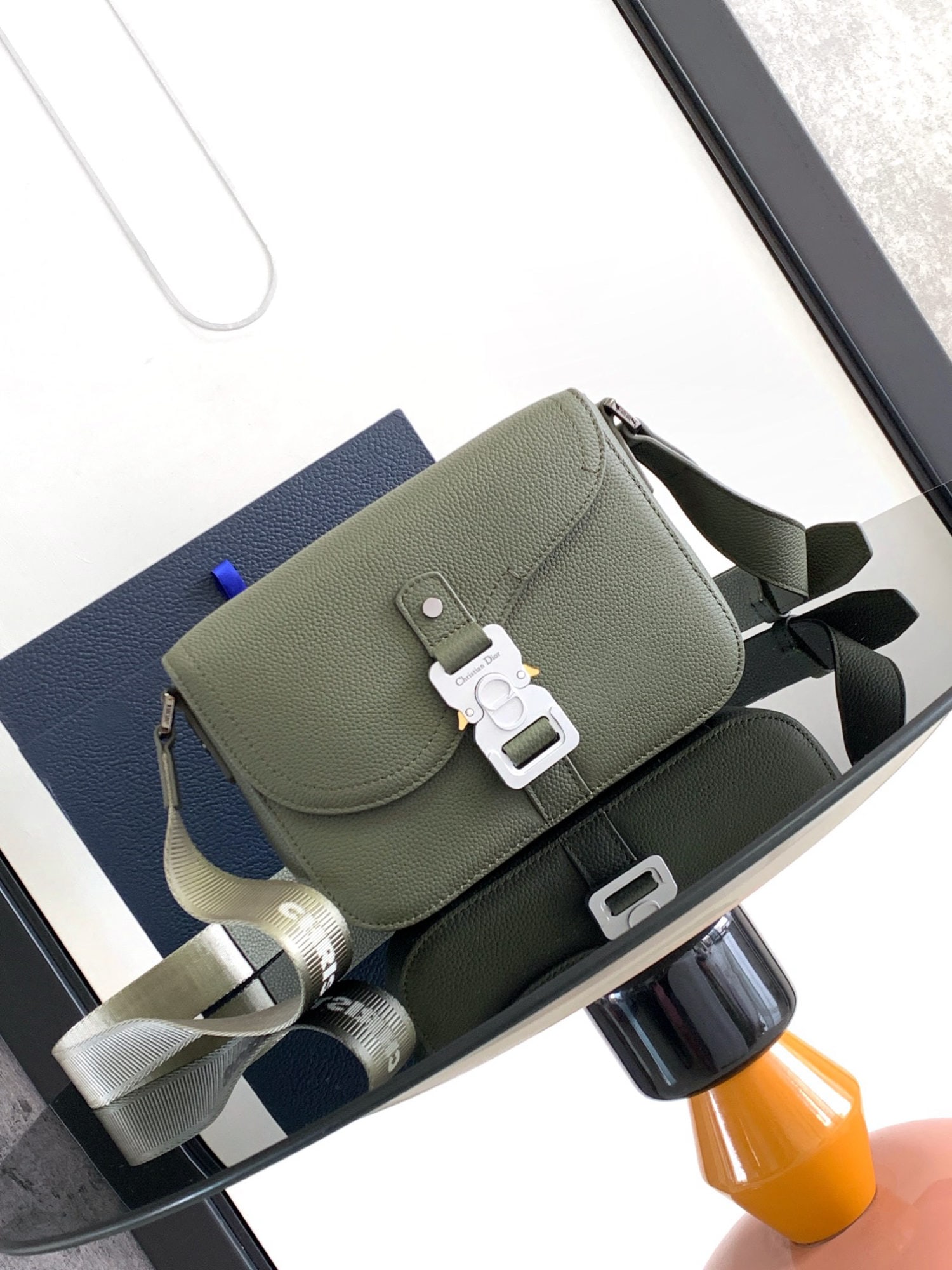 Christian Dior: We offer FREE SHIPPING for both domestic and international clients who bid over $500. The Saddle Messenger Bag is exquisitely stylish. Crafted from khaki grained cowhide leather, it features a saddle 
