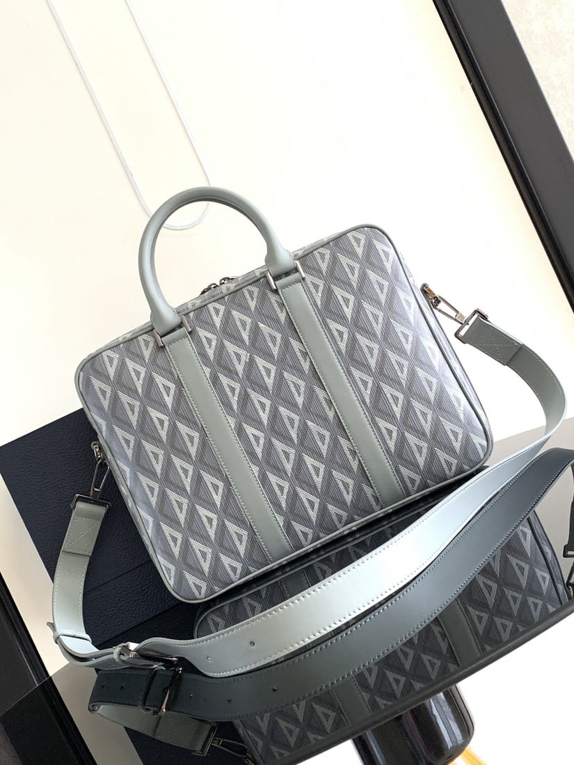 Christian Dior: We offer FREE SHIPPING for both domestic and international clients who bid over $500. This briefcase, from the Fall 2024 menswear collection, blends classic elegance with Dior's haute couture spirit. 