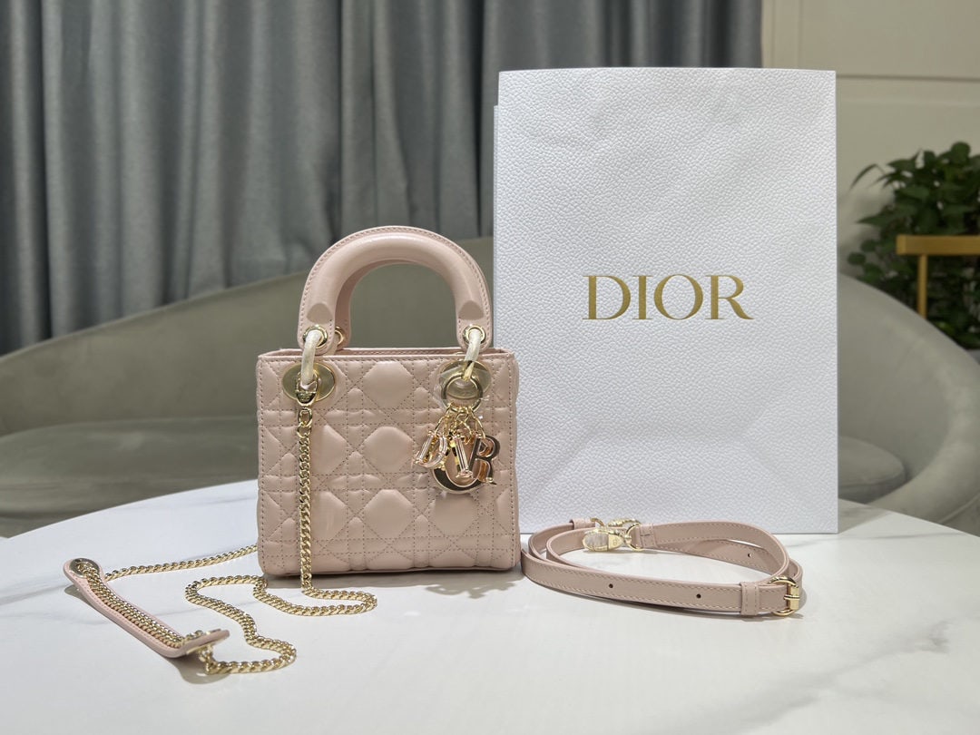 Christian Dior Lady Dior: We offer FREE SHIPPING for both domestic and international clients who bid over $500. The three-compartment Lady Dior pink handbag with its matching clasp embodies Dior's profound understanding of ele