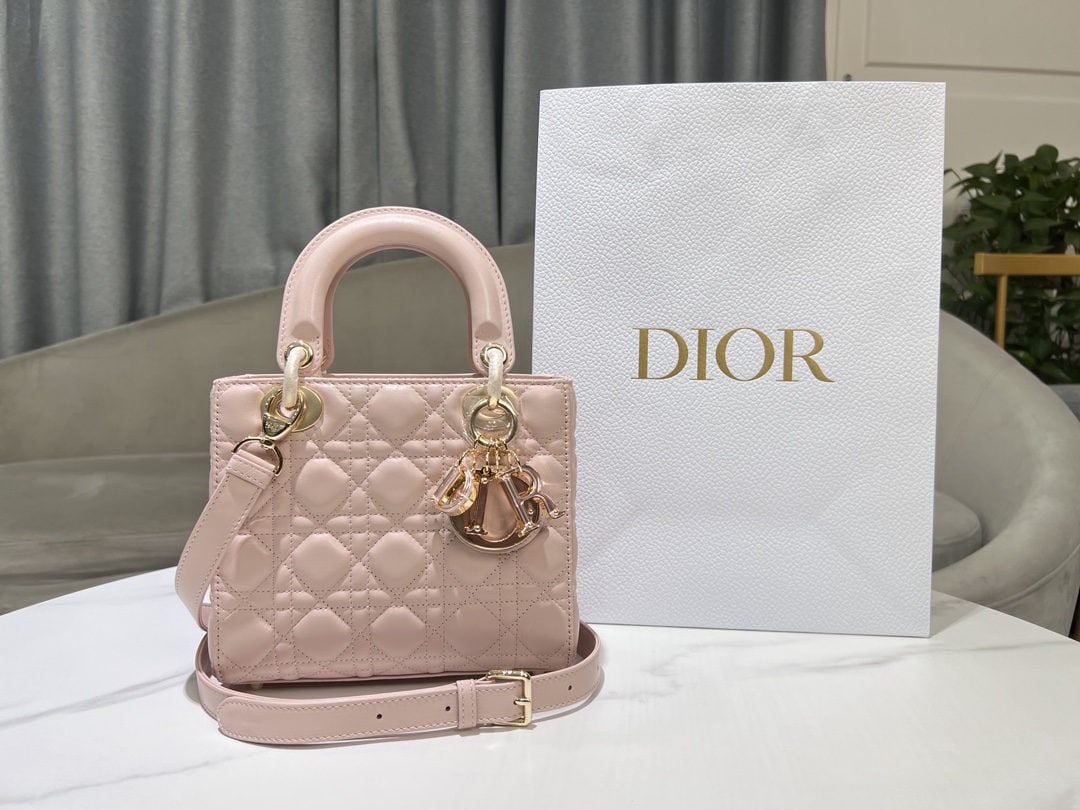 Christian Dior Lady Dior: We offer FREE SHIPPING for both domestic and international clients who bid over $500. The four-compartment Lady Dior pink handbag with its iconic clasp embodies Dior's profound understanding of elegan