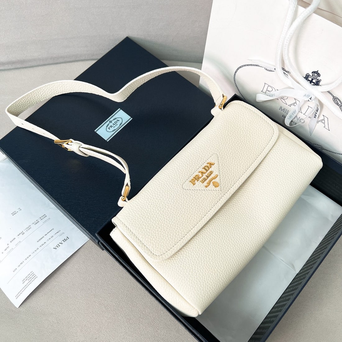 PRADA shoulder bag: We offer FREE SHIPPING for both domestic and international clients who bid over $500. This shoulder bag boasts an exquisite design while maintaining practicality, making it timeless and versatile.