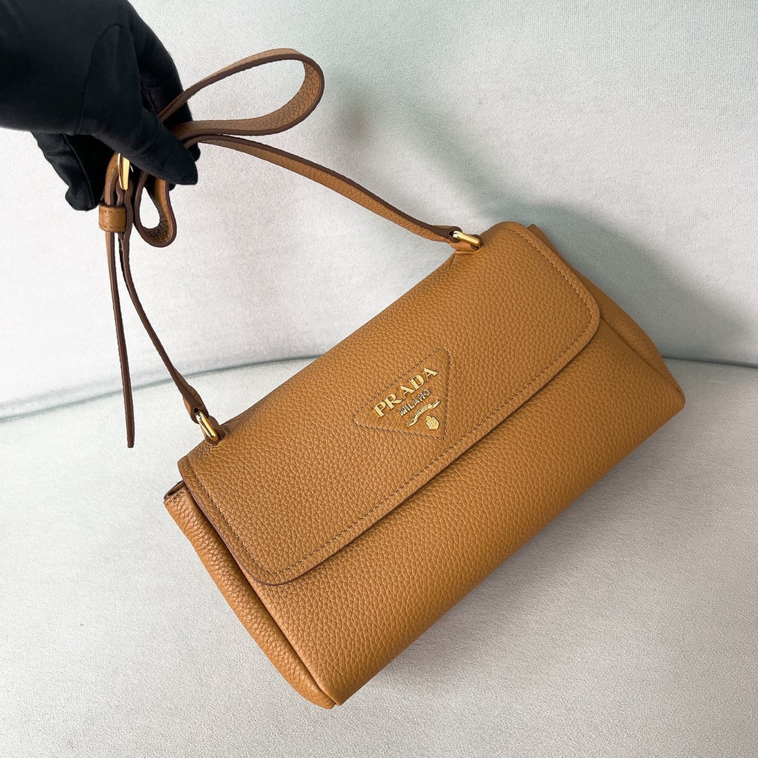 PRADA shoulder bag: We offer FREE SHIPPING for both domestic and international clients who bid over $500. This shoulder bag boasts an exquisite design while maintaining practicality, making it timeless and versatile. The