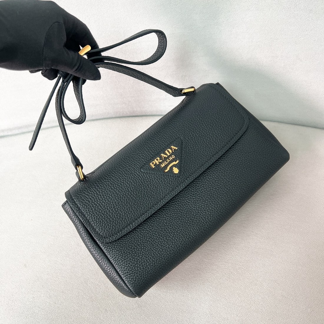PRADA shoulder bag: We offer FREE SHIPPING for both domestic and international clients who bid over $500. This shoulder bag boasts an exquisite design while maintaining practicality, making it timeless and versatile.