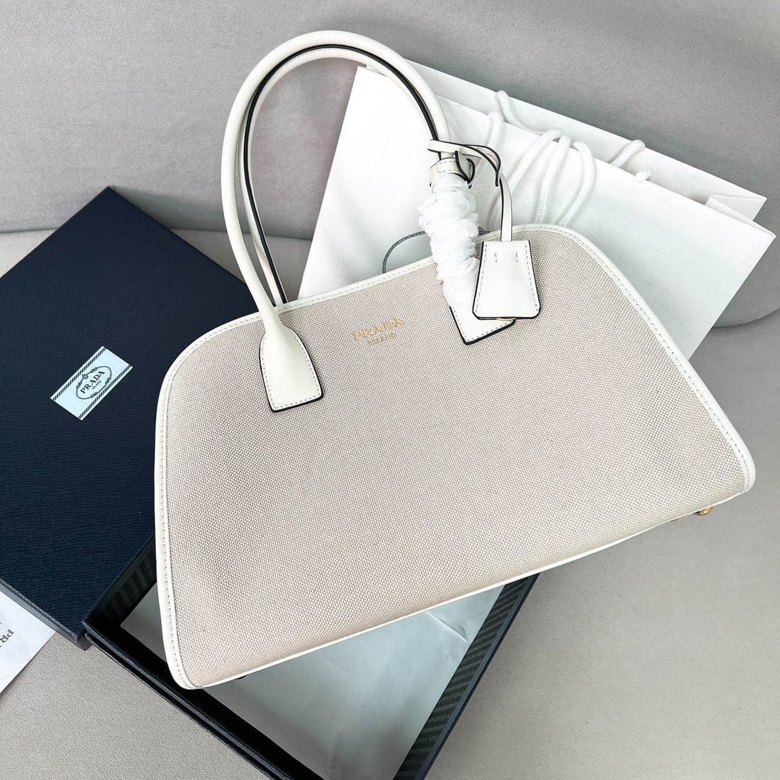 PRADA tote bag: We offer FREE SHIPPING for both domestic and international clients who bid over $500. This tote bag combines the versatility and lightweight feel of a cowhide and linen blend, creating an oversized si