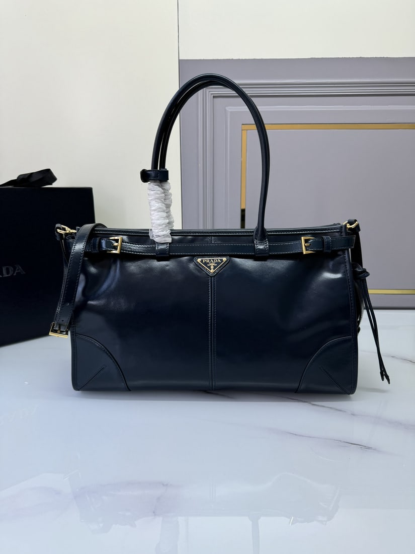 PRADA LusSolf oiled leather: We offer FREE SHIPPING for both domestic and international clients who bid over $500. The LusSolf oil-waxed leather handbag/crossbody bag is made of imported oil-waxed leather. Its glossy finish