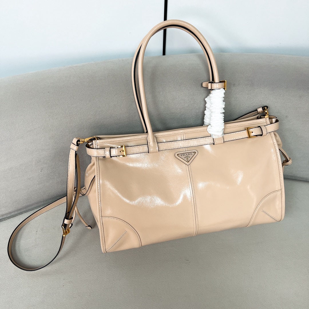 PRADA LusSolf oiled leather: We offer FREE SHIPPING for both domestic and international clients who bid over $500. The LusSolf oil-waxed leather handbag/crossbody bag is made of imported oil-waxed leather. Its glossy finish exude