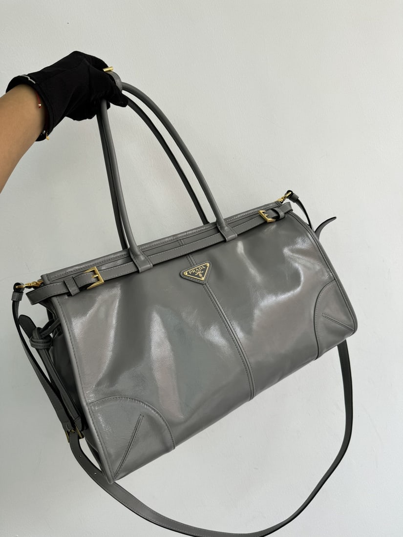 PRADA LusSolf oiled leather: We offer FREE SHIPPING for both domestic and international clients who bid over $500. The LusSolf oil-waxed leather handbag/crossbody bag is made of imported oil-waxed leather. Its glossy finish exude