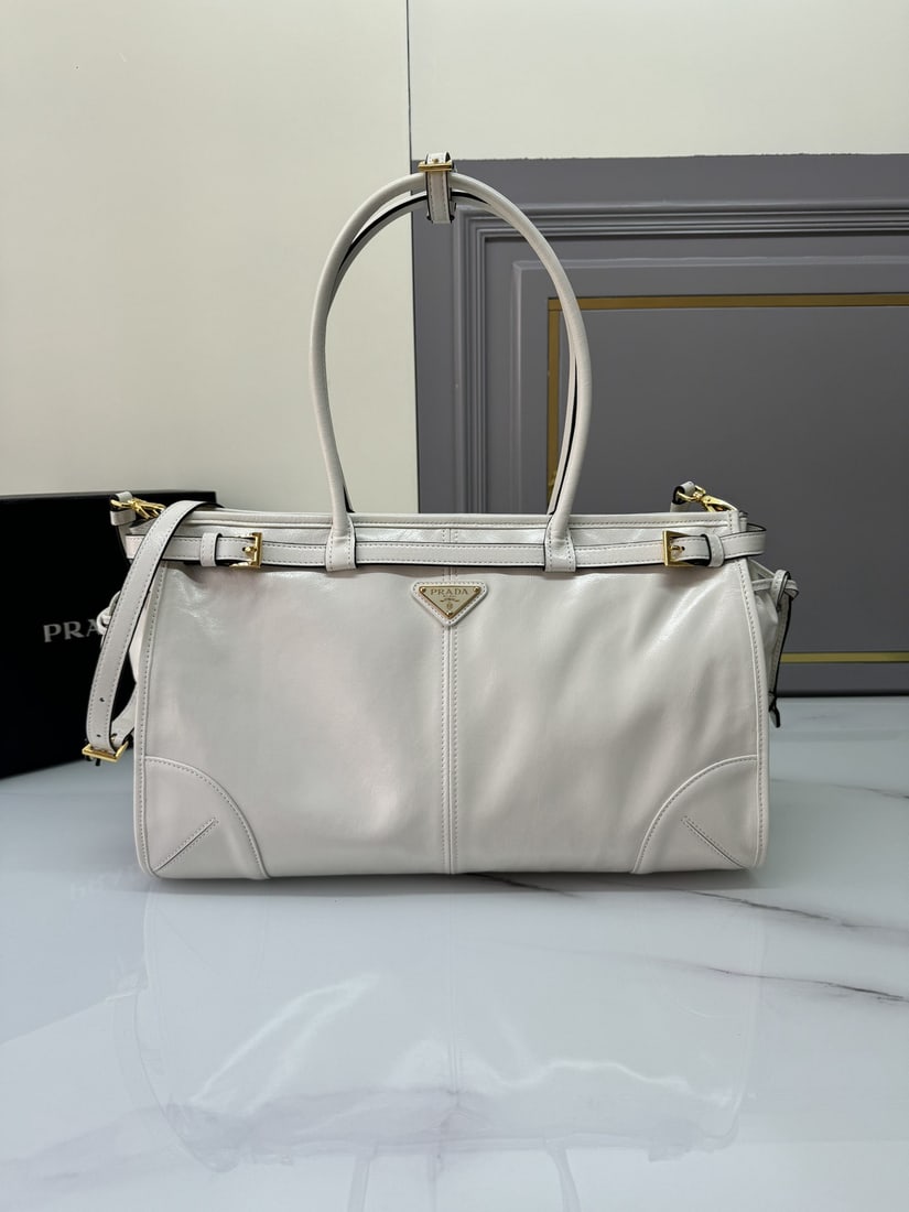 PRADA LusSolf oiled leather: We offer FREE SHIPPING for both domestic and international clients who bid over $500. The LusSolf oil-waxed leather handbag/crossbody bag is made of imported oil-waxed leather. Its glossy finish exude
