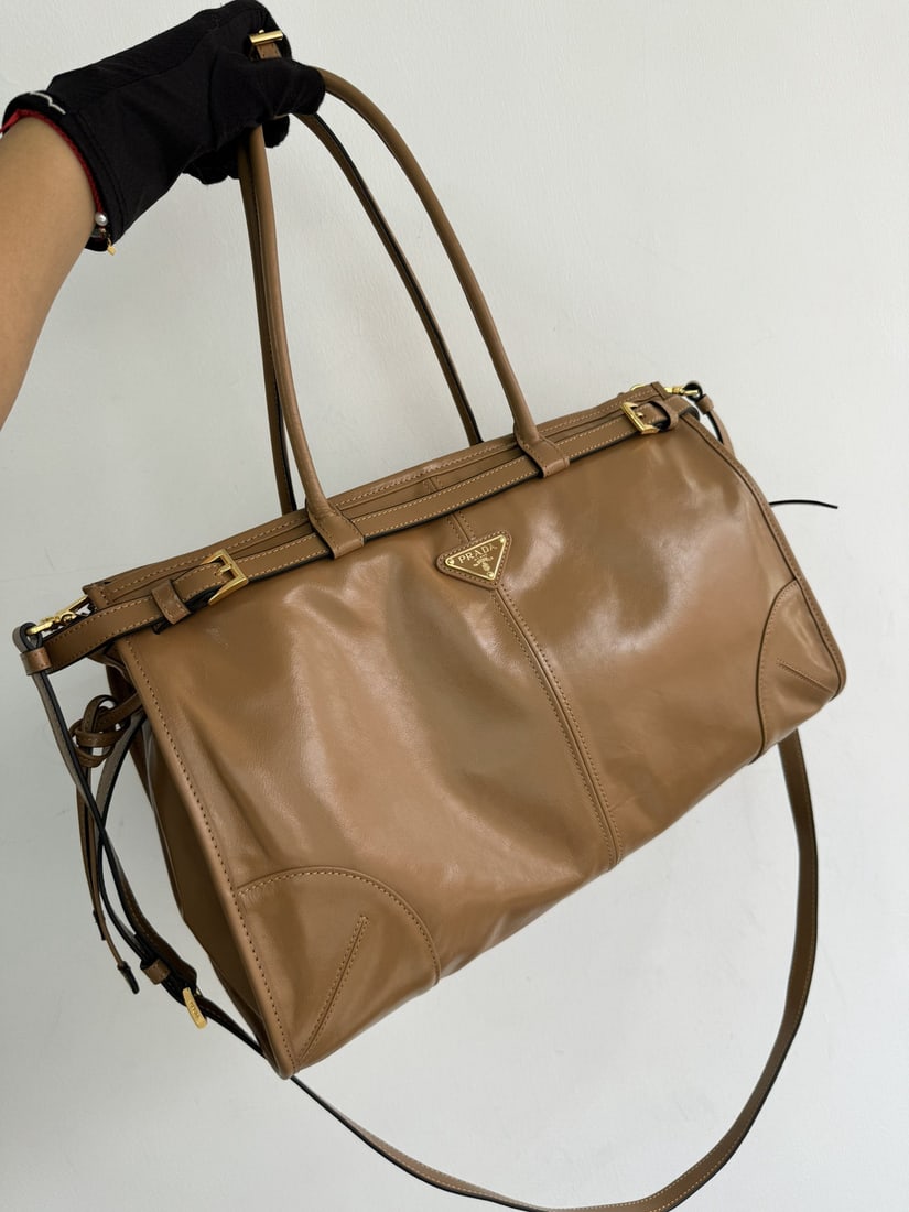 PRADA LusSolf oiled leather: We offer FREE SHIPPING for both domestic and international clients who bid over $500. The LusSolf oil-waxed leather handbag/crossbody bag is made of imported oil-waxed leather. Its glossy finish exude
