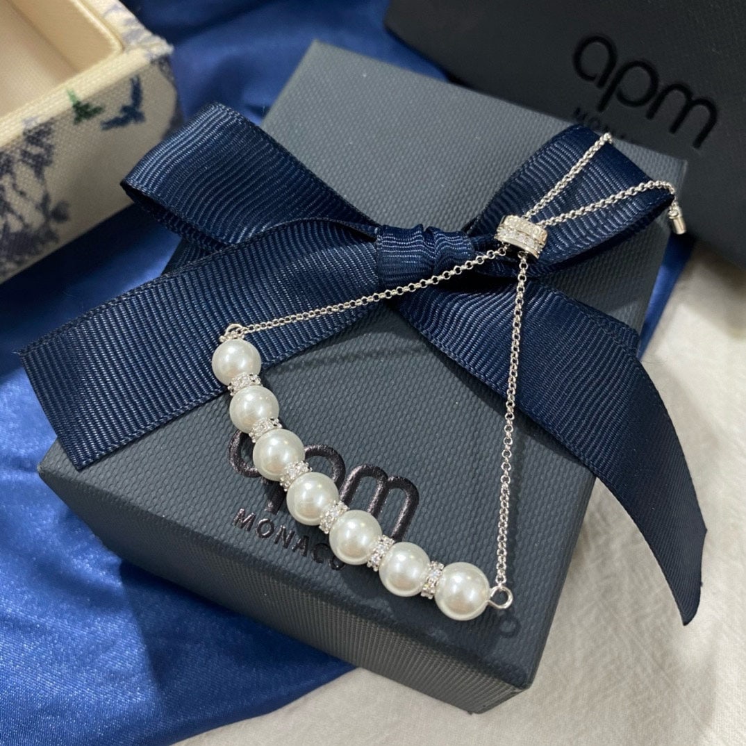 Pearl bracelet (1 of 1)