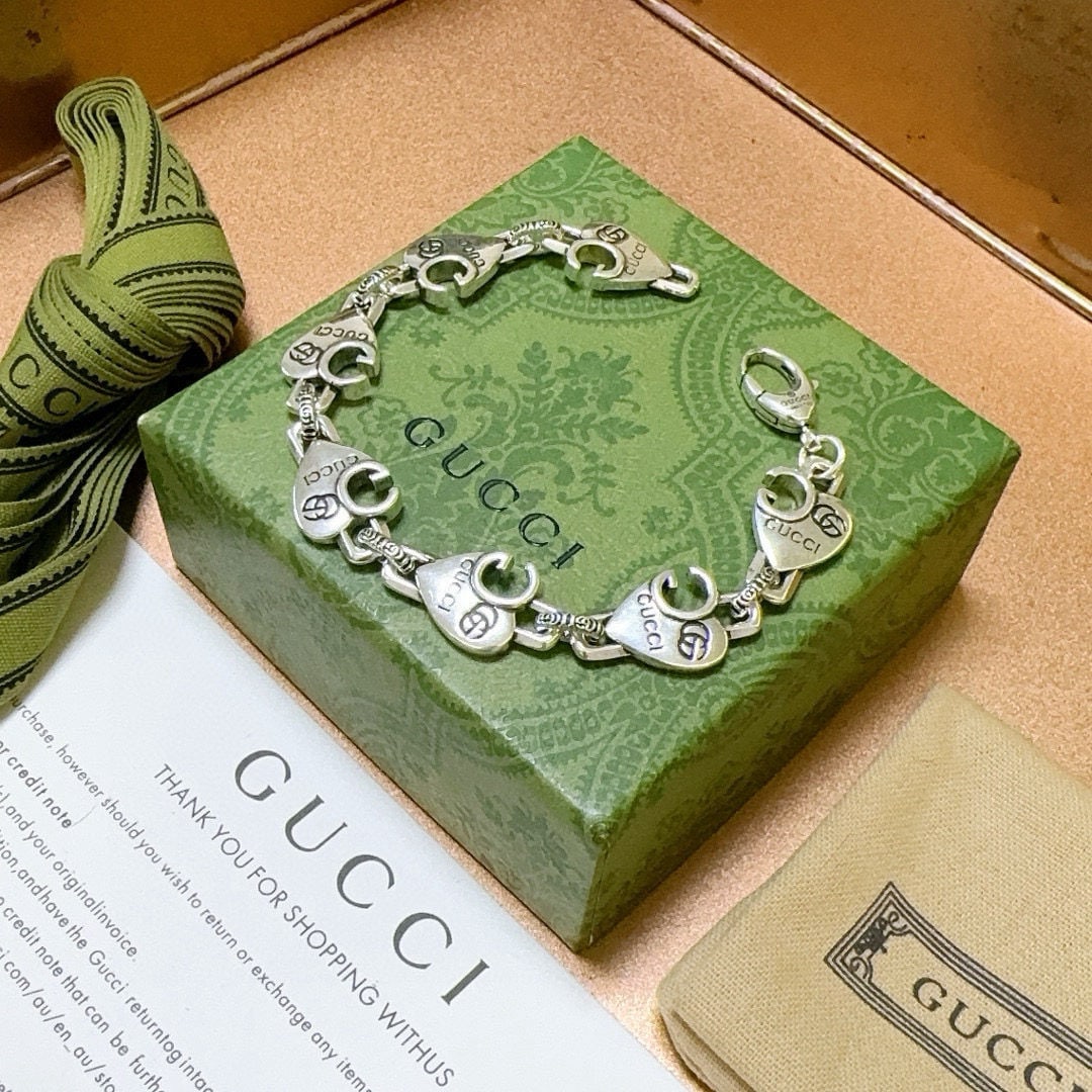 Gucci bracelet: We offer FREE SHIPPING for both domestic and international clients who bid over $500. A classic Gucci bracelet, a sophisticated choice to complement any outfit. A wonderful gift for you or your loved 
