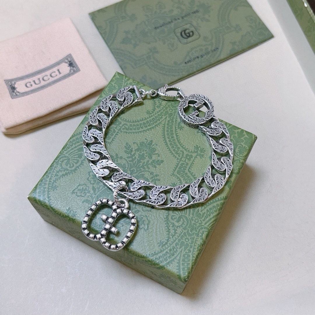 Gucci bracelet: We offer FREE SHIPPING for both domestic and international clients who bid over $500. A classic Gucci bracelet, a sophisticated choice to complement any outfit. A wonderful gift for you or your loved 