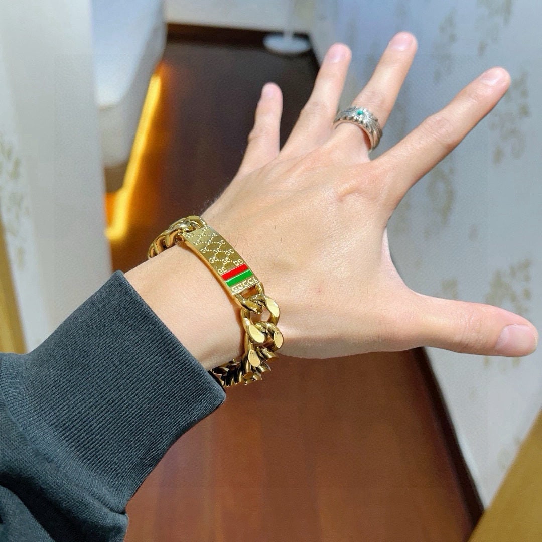 Gucci bracelet: We offer FREE SHIPPING for both domestic and international clients who bid over $500. Gucci bracelets are a classic choice for pairing with any outfit. A wonderful gift for you or your loved one. Curr