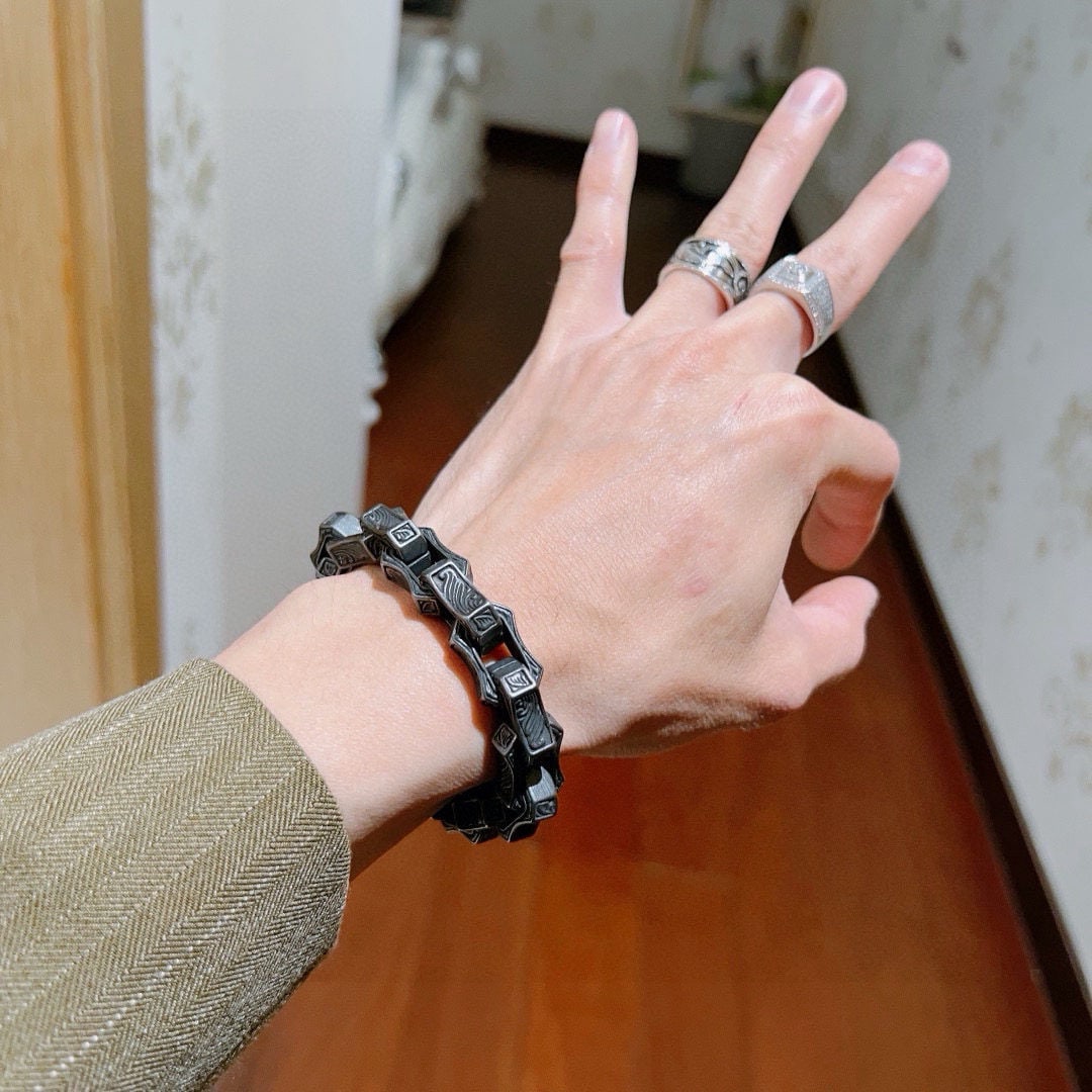 Gucci bracelet: We offer FREE SHIPPING for both domestic and international clients who bid over $500. GUCCI bracelet, a classic style, is the best choice to match any outfit. Unisex design. A wonderful gift for you o