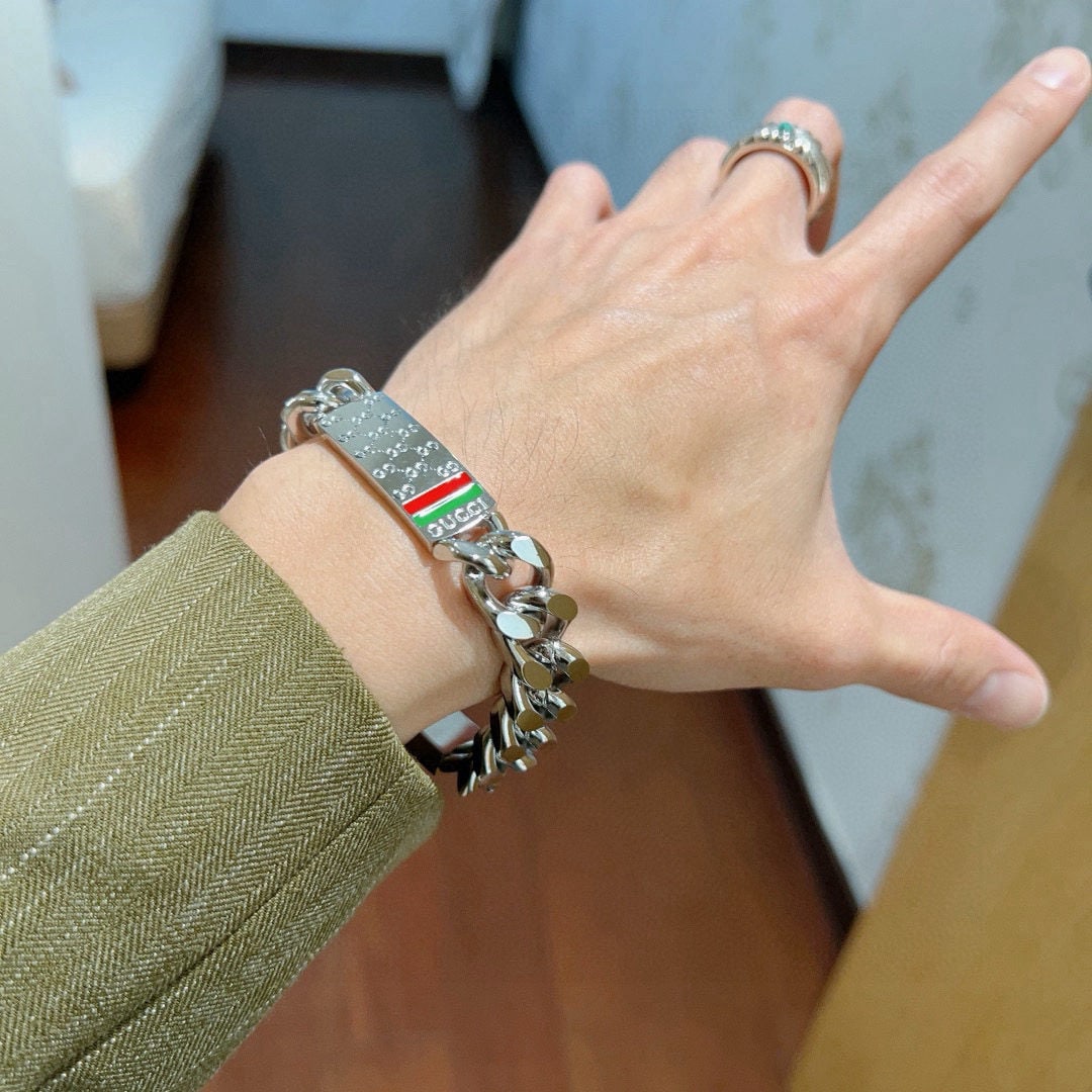 Gucci bracelet: We offer FREE SHIPPING for both domestic and international clients who bid over $500. GUCCI bracelet, a classic style, is the best choice to match any outfit. Unisex design. A wonderful gift for you o