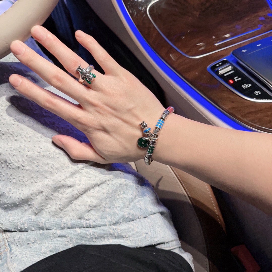 LV bracelet: We offer FREE SHIPPING for both domestic and international clients who bid over $500. This LV bracelet is a retro, trendy, and fashionable piece suitable for both men and women. It features a rock-pun