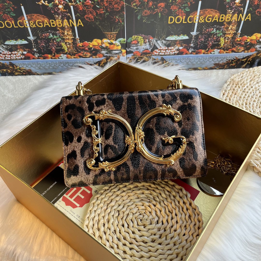 Dolce & Gabbana: We offer FREE SHIPPING for both domestic and international clients who bid over $500. Dolce & Gabbana leopard print crossbody bag, meticulously handcrafted. The front is adorned with a resin base plat