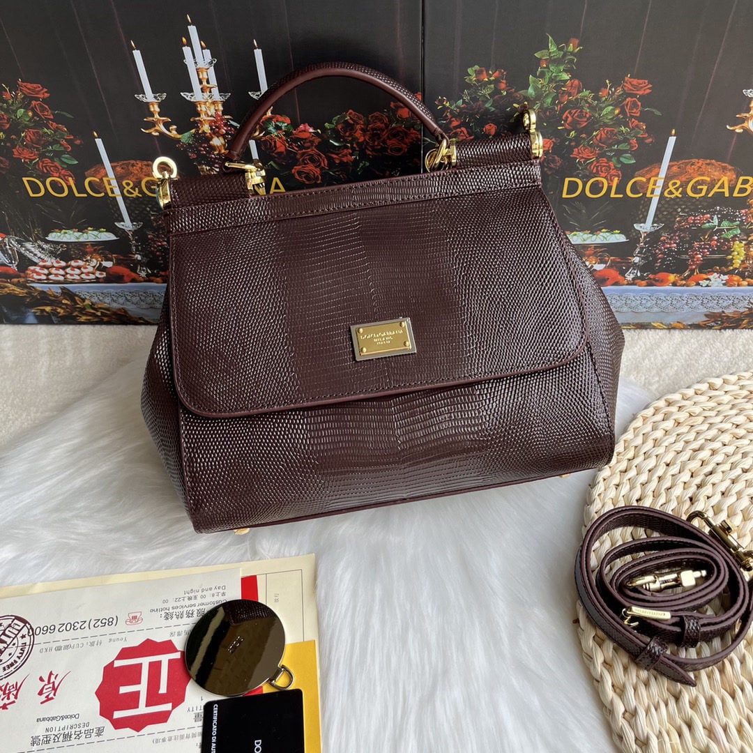 Dolce & Gabbana: We offer FREE SHIPPING for both domestic and international clients who bid over $500. Dolce & Gabbana Lizard Diamond Perfect Bag Shape, made of top-grain lizard-patterned cowhide. A versatile bag styl