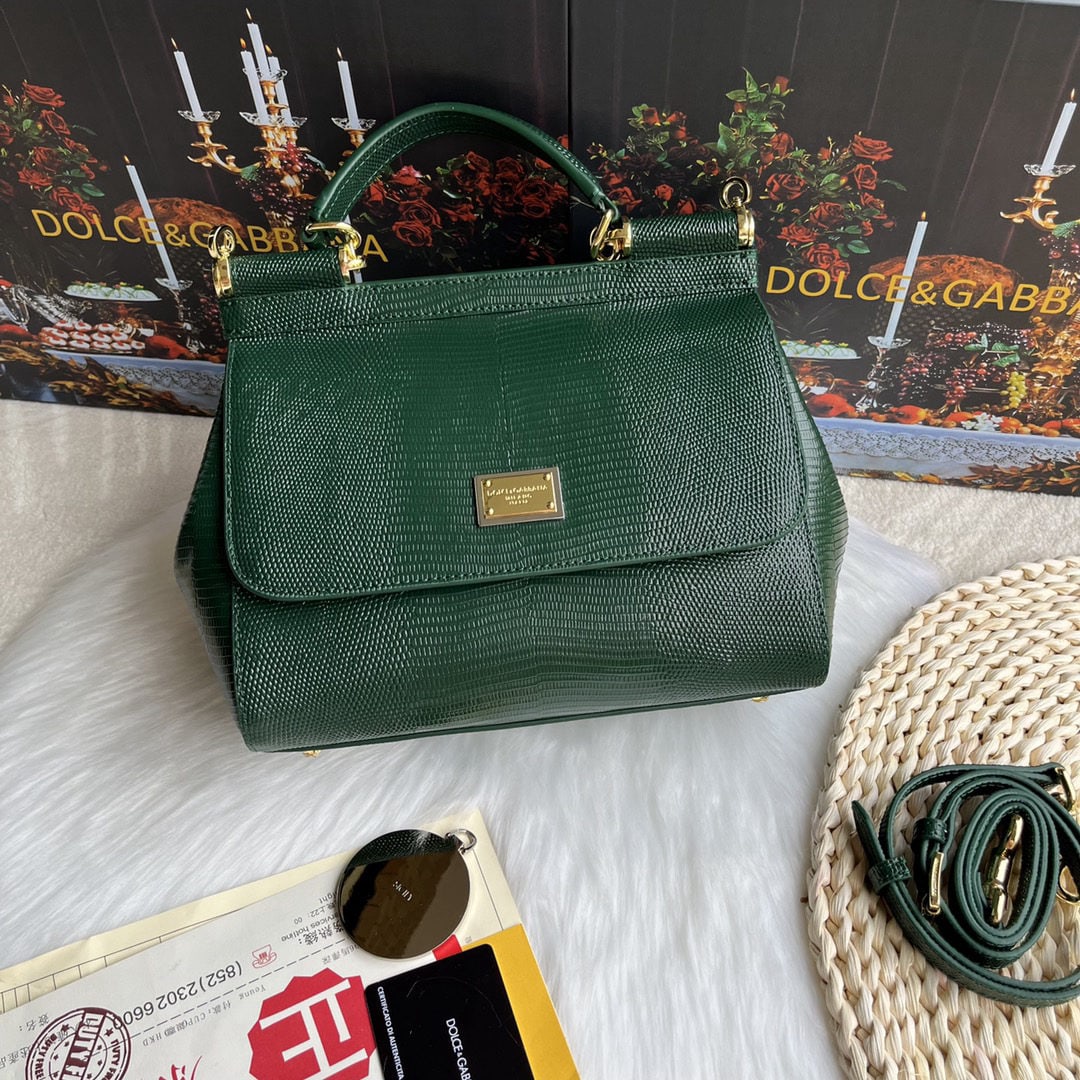 Dolce & Gabbana: We offer FREE SHIPPING for both domestic and international clients who bid over $500. Dolce & Gabbana Lizard Diamond Perfect Bag Shape, made of top-grain lizard-patterned cowhide. A versatile bag styl