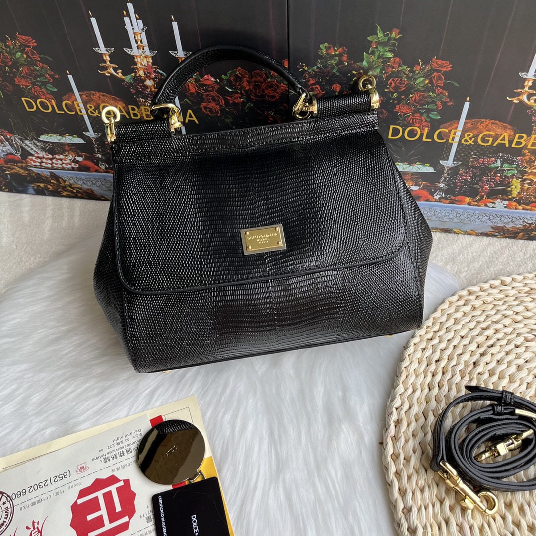 Dolce & Gabbana: We offer FREE SHIPPING for both domestic and international clients who bid over $500. Dolce & Gabbana Lizard Diamond Perfect Bag Shape, made of top-grain lizard-patterned cowhide. A versatile bag styl