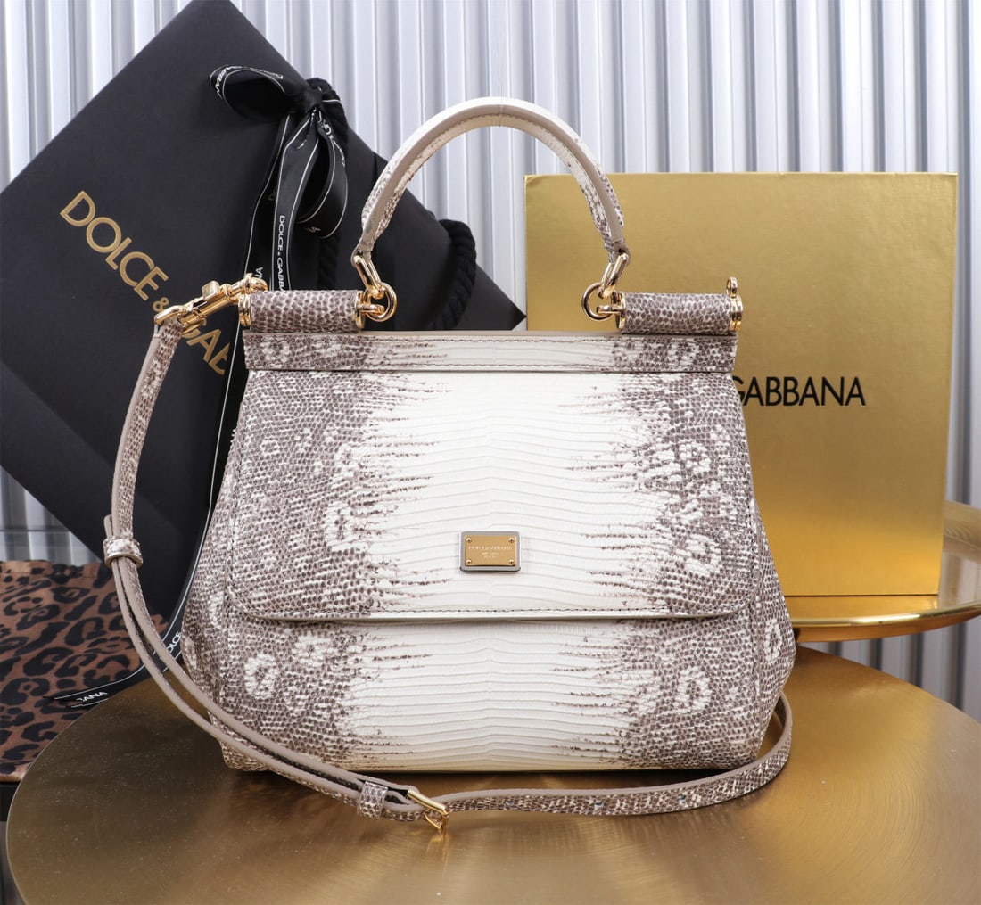 Dolce & Gabbana: We offer FREE SHIPPING for both domestic and international clients who bid over $500. Dolce & Gabbana's iconic Sicily lizard print is now presented in a compact version, offering easy storage for freq