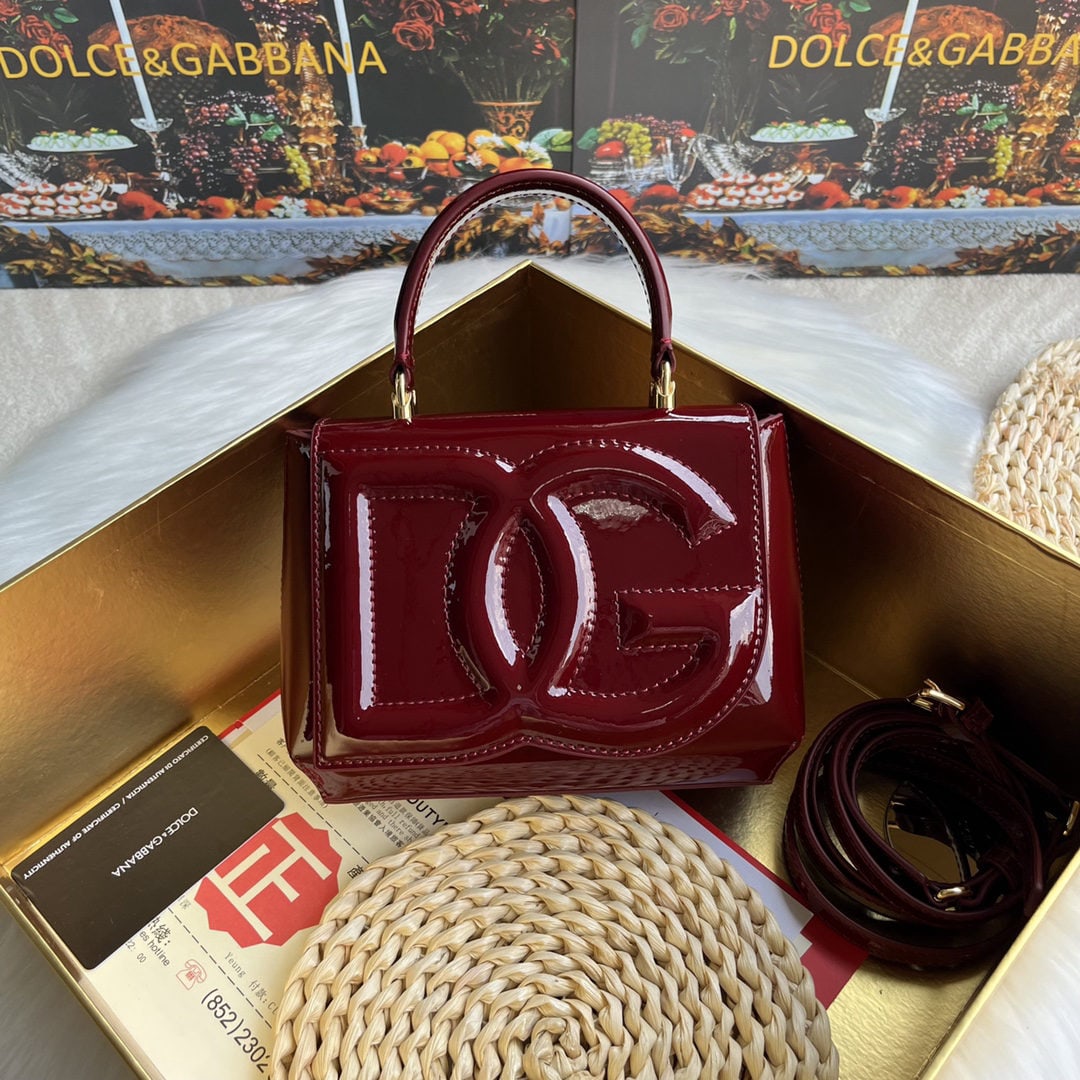 Dolce & Gabbana: We offer FREE SHIPPING for both domestic and international clients who bid over $500. Dolce & Gabbana's exquisite handcrafted leather bag features a calfskin body with hand-painted edges for a structu