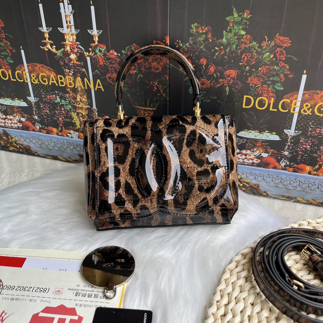 Dolce & Gabbana: We offer FREE SHIPPING for both domestic and international clients who bid over $500. This Dolce & Gabbana patent leather leopard print bag is meticulously handcrafted from cowhide. The top is embelli