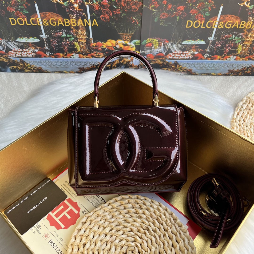 Dolce & Gabbana: We offer FREE SHIPPING for both domestic and international clients who bid over $500. Dolce & Gabbana's exquisite handcrafted leather bag features a calfskin body with hand-painted edges for a structu