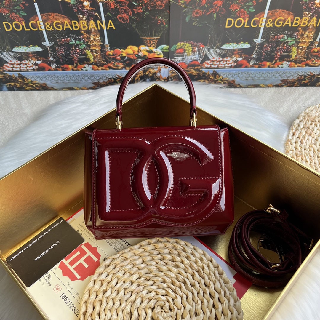 Dolce & Gabbana: We offer FREE SHIPPING for both domestic and international clients who bid over $500. Dolce & Gabbana's exquisite handcrafted leather bag features a calfskin body with hand-painted edges for a structu