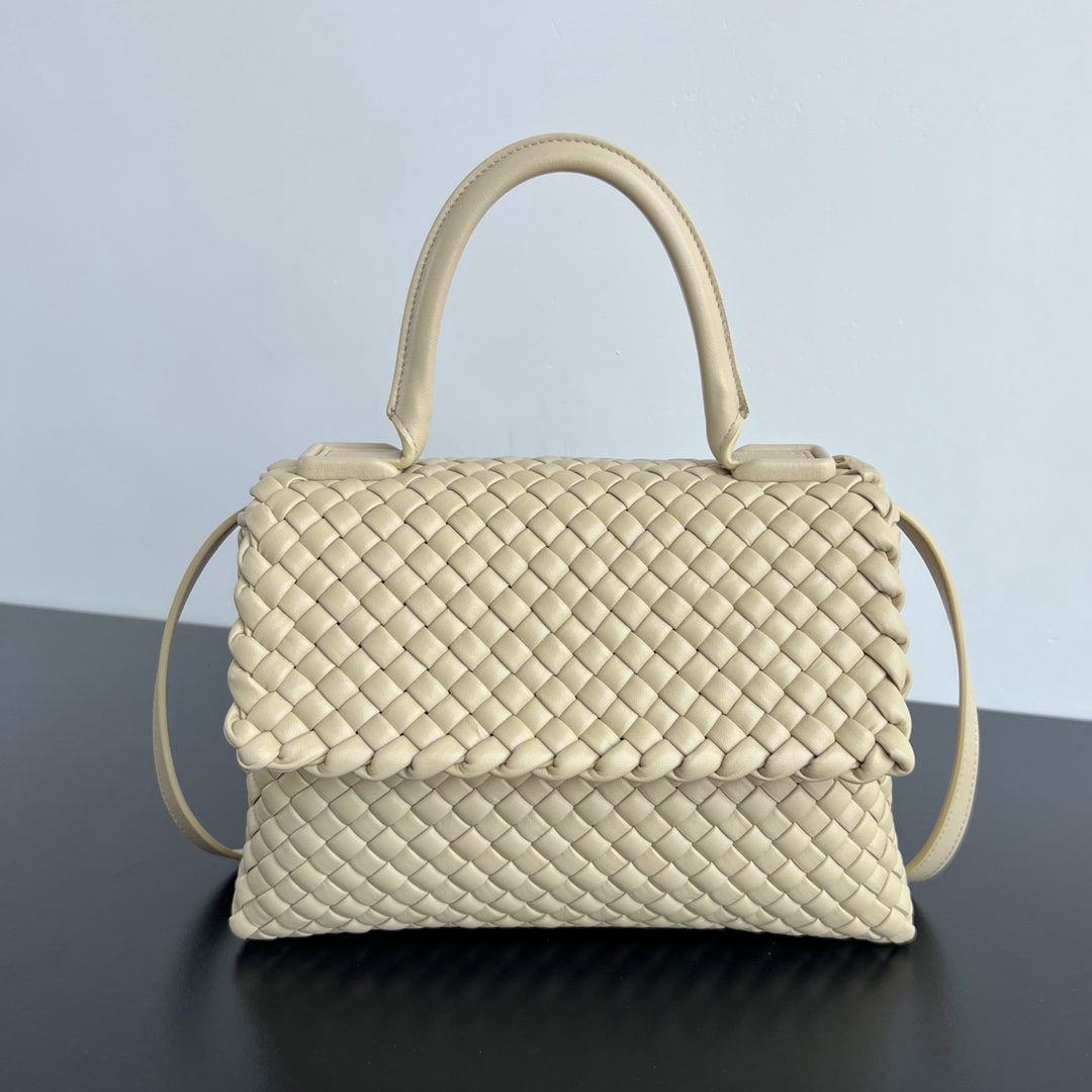 Bottega Veneta Patti top handle: We offer FREE SHIPPING for both domestic and international clients who bid over $500. Bottega Veneta Fall/Winter Patti Top Handle Woven Flap Handbag. Can be carried by shoulder, hand, or crossbody; th