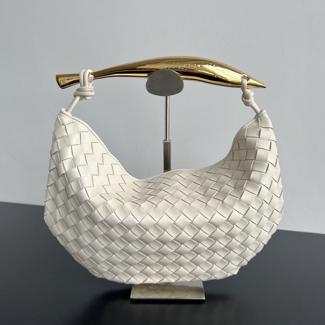 Bottega Veneta SARDINE: We offer FREE SHIPPING for both domestic and international clients who bid over $500. Bottega Veneta's Fall/Winter Sardine Bag is incredibly appealing. The new Sardine design combines Bottega Veneta's