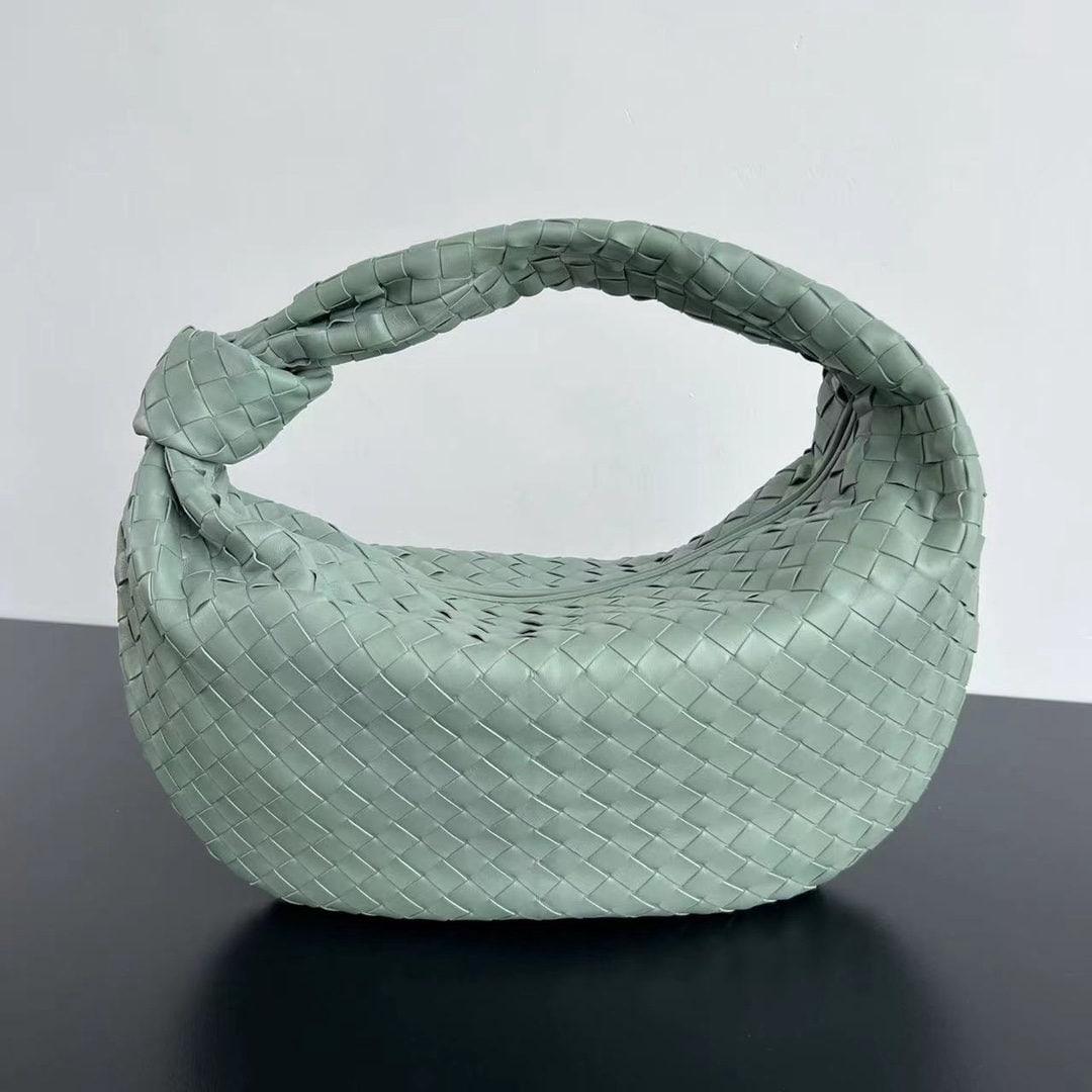 Bottega Veneta JODIE: We offer FREE SHIPPING for both domestic and international clients who bid over $500. The larger Jodie size is much more practical than the smaller one, while maintaining the same stylish and attracti