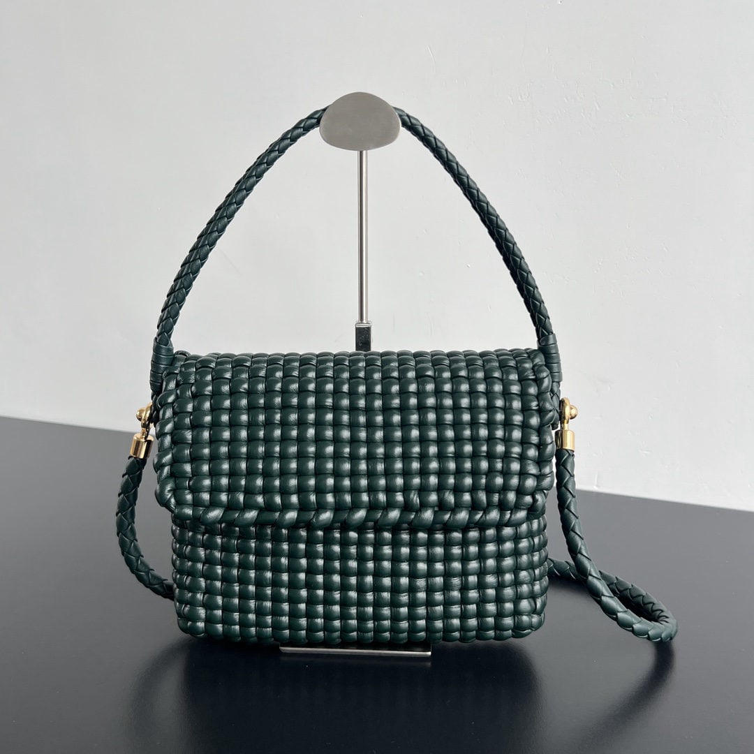 Bottega Veneta Swing: We offer FREE SHIPPING for both domestic and international clients who bid over $500. The Bottega Veneta Fall/Winter Swing tote bag may seem ordinary at first glance, but its magic is undeniable once 