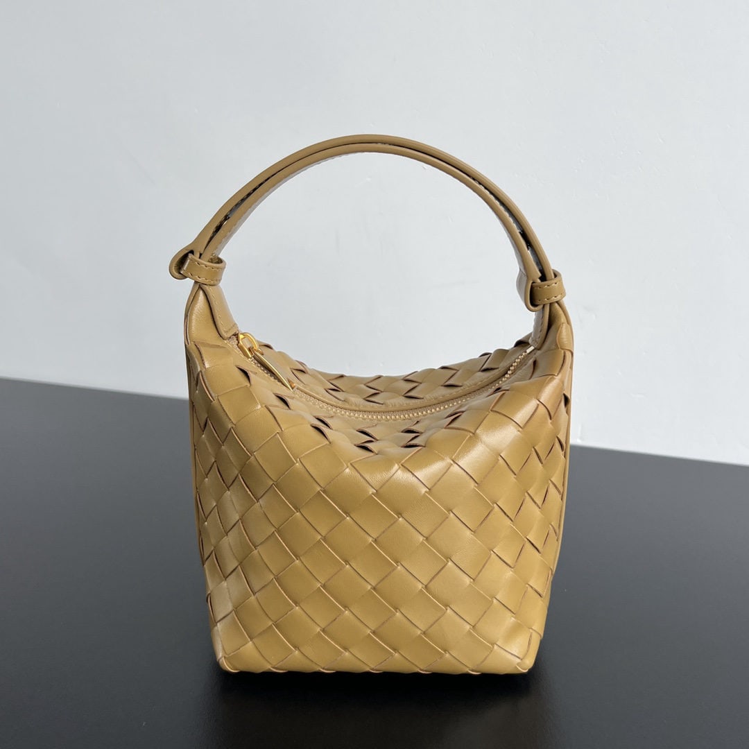 Bottega Veneta Wallace: We offer FREE SHIPPING for both domestic and international clients who bid over $500. The Bottega Veneta Wallace shoulder bag is a convenient lunchbox bag that you can easily carry around. Crafted usi