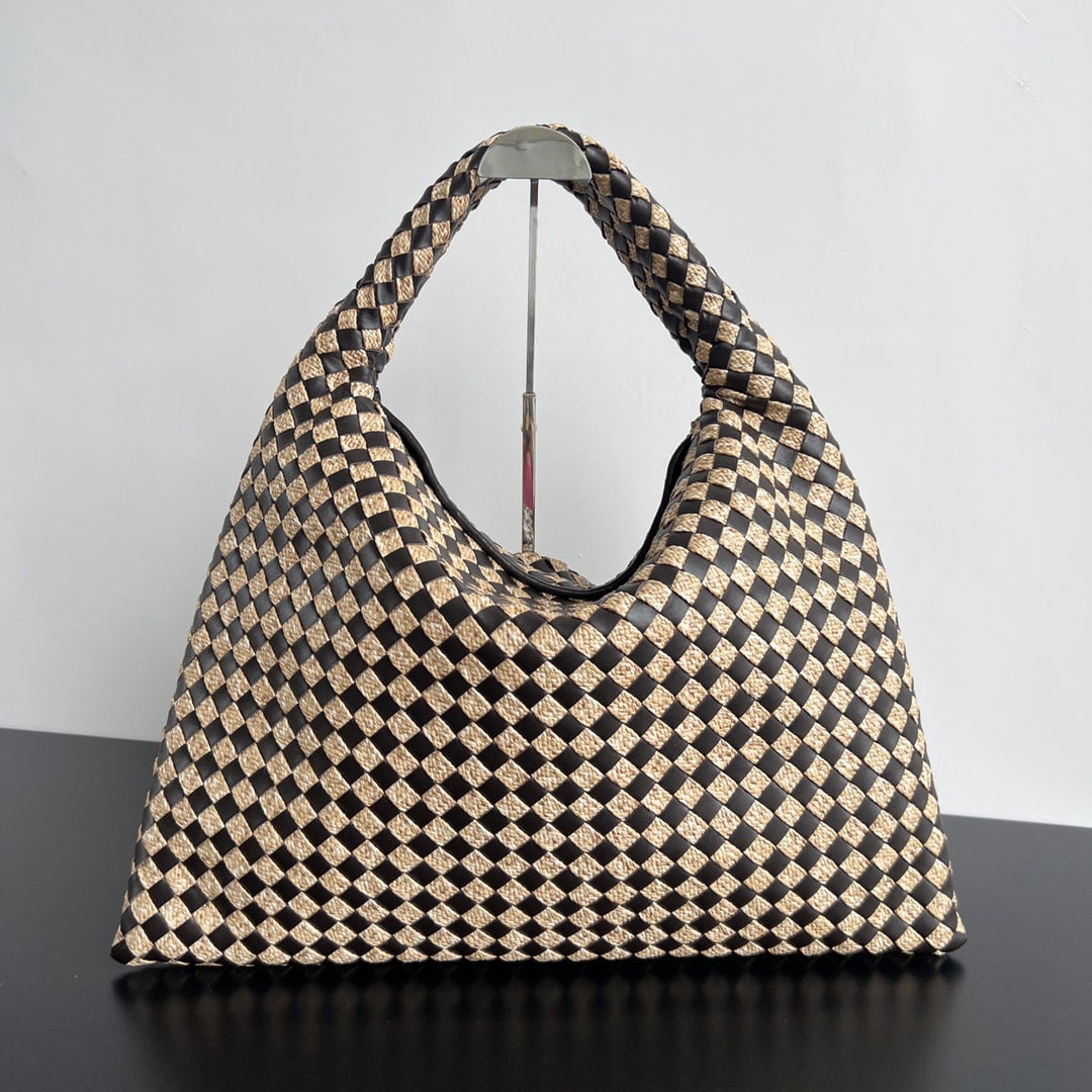 Bottega Veneta HOP: We offer FREE SHIPPING for both domestic and international clients who bid over $500. Who can resist the effortlessly chic Bottega Veneta HOP bag in straw and calfskin? Its simple design is complement