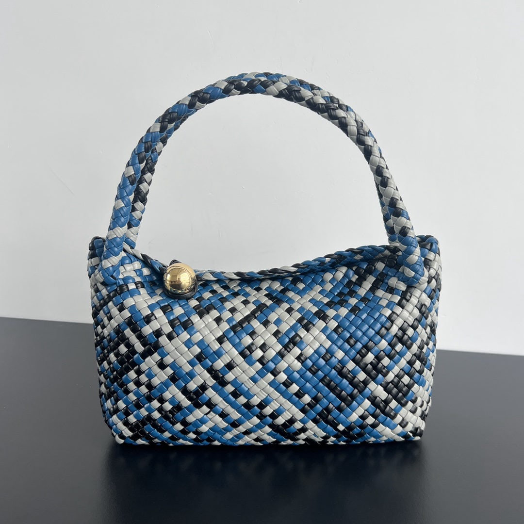 Bottega Veneta Tosca: We offer FREE SHIPPING for both domestic and international clients who bid over $500. The Bottega Veneta 2023 Winter Collection's Tosca handbag embodies the pinnacle of craftsmanship. The metal gold b